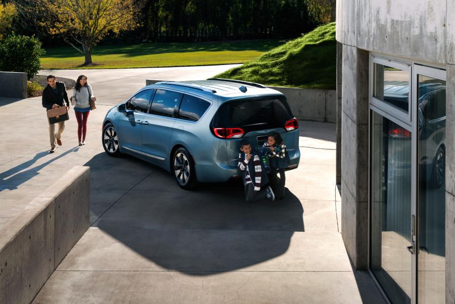  Chrysler Pacifica Hybrid Limited (RU) 2016 года  (фото 12 из 40)